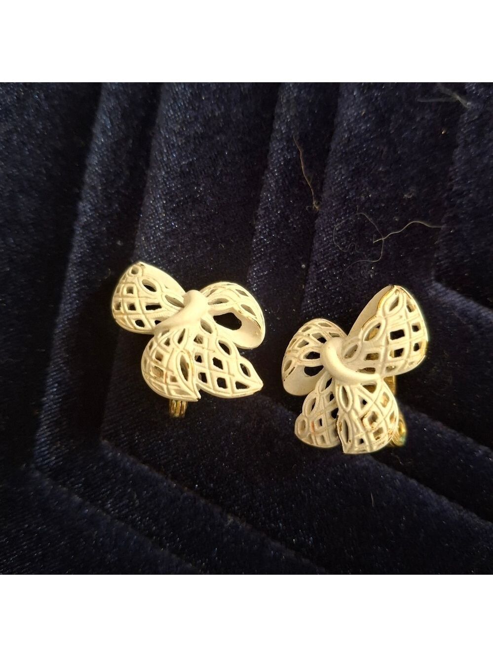 Monet Vintage White Enamel 3-D Bow Clip-On Earrings - Picture 4 of 8
